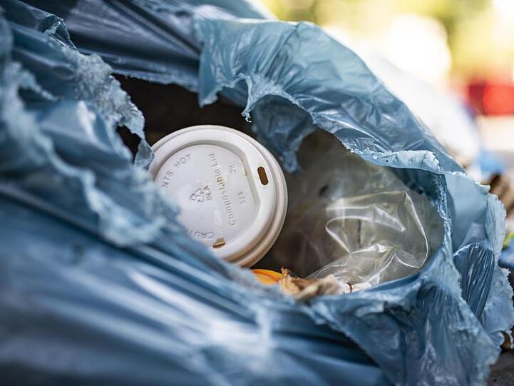 Müll in einem blauen Abfallsack. Statistisch hat jeder Bundesbürger im vergangenen Jahr 455 Kilogramm Haushaltsmüll verursacht.