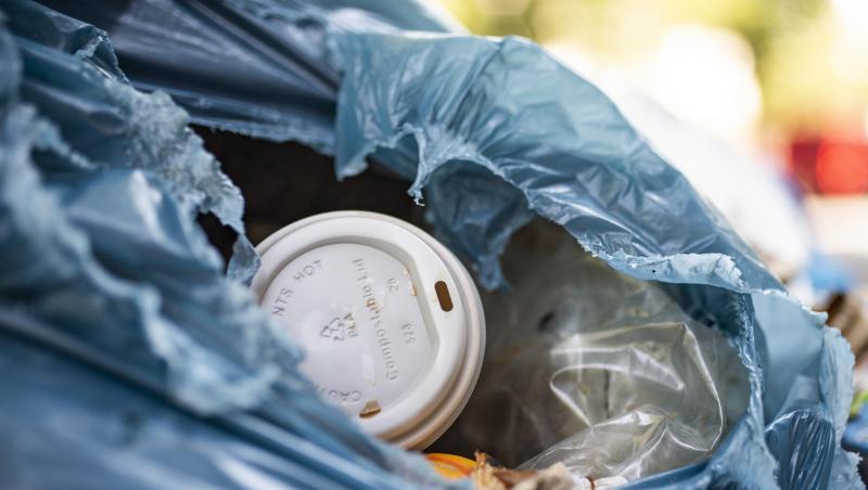 Müll in einem blauen Abfallsack. Statistisch hat jeder Bundesbürger im vergangenen Jahr 455 Kilogramm Haushaltsmüll verursacht. Müll in einem blauen Abfallsack. Statistisch hat jeder Bundesbürger im vergangenen Jahr 455 Kilogramm Haushaltsmüll verursacht.
