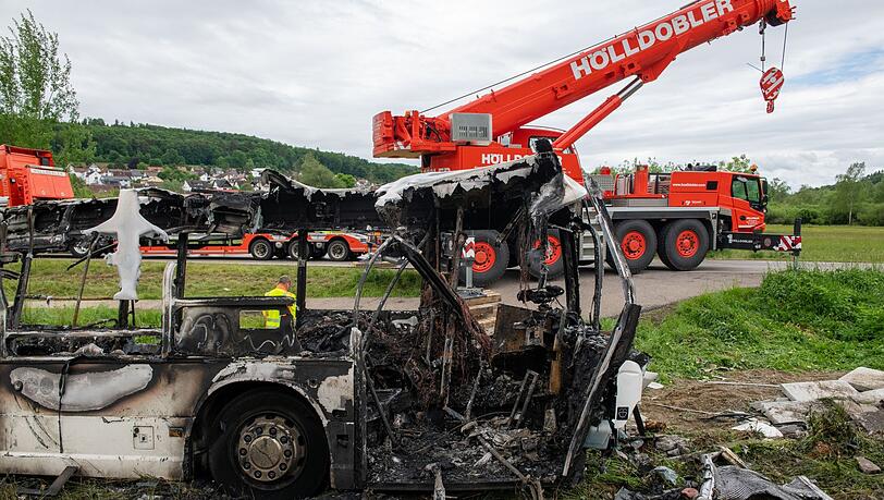 Der ausgebrannte Bus nach dem Zusammenstoß mit dem Zug in Blaustein.