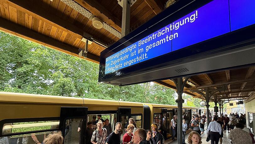 Der gesamte S-Bahn-Verkehr wurde am Abend eingestellt.