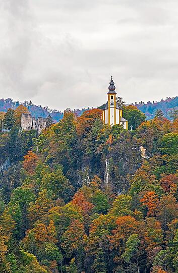 Der Pankrazberg mit Burgruine und Kirche.