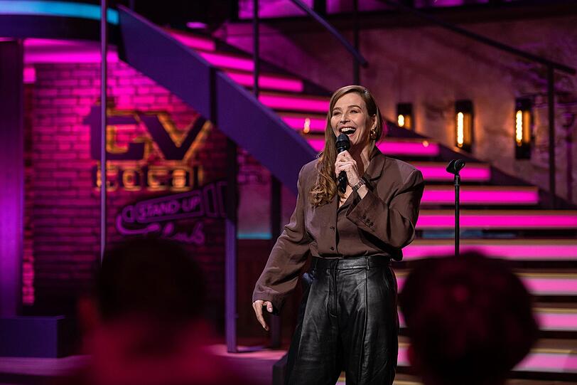 Katrin Bauerfeind kennt man unter anderem als "Wer stiehlt mir die Show?"-Co-Moderatorin. Jetzt zeigt sie sich auch in der Comedy-Reihe. Katrin Bauerfeind kennt man unter anderem als "Wer stiehlt mir die Show?"-Co-Moderatorin. Jetzt zeigt sie sich auch in der Comedy-Reihe.