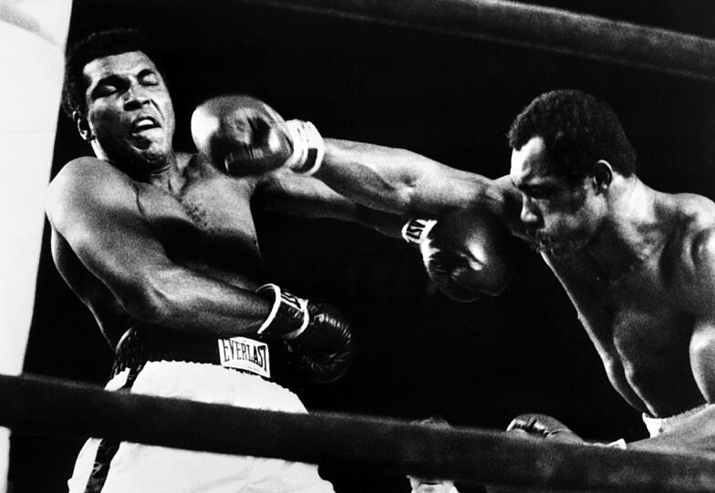 Ken Norton (r.) boxte drei Mal gegen Muhammad Ali (hier 1976). Im ersten Fight 1973 brach er &bdquo;Dem Größten&ldquo; den Kiefer.