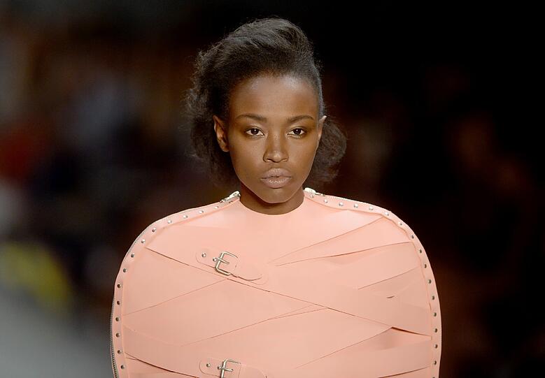 Die Kreationen von Marina Hoermanseder auf der Fashion Week in Berlin.