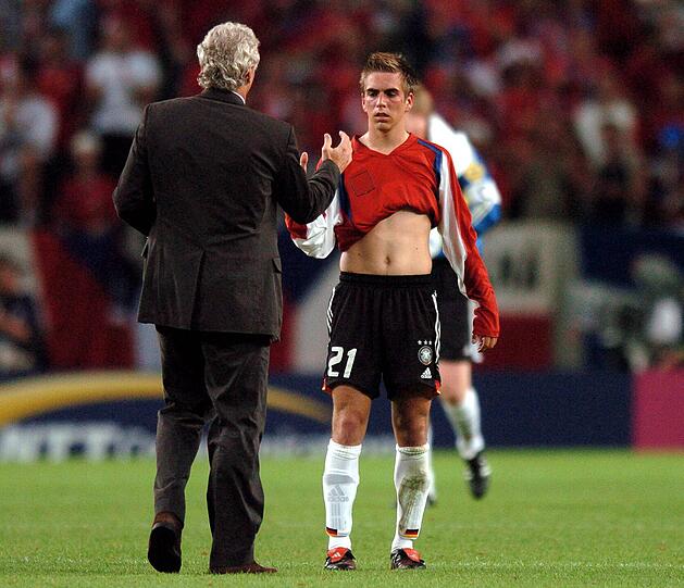 DFB-Cheftrainer war damals Rudi Völler (l.). Er berief Lahm 2004 in die Nationalmannschaft. Kurz darauf stand auch schon das erste große Turnier an...