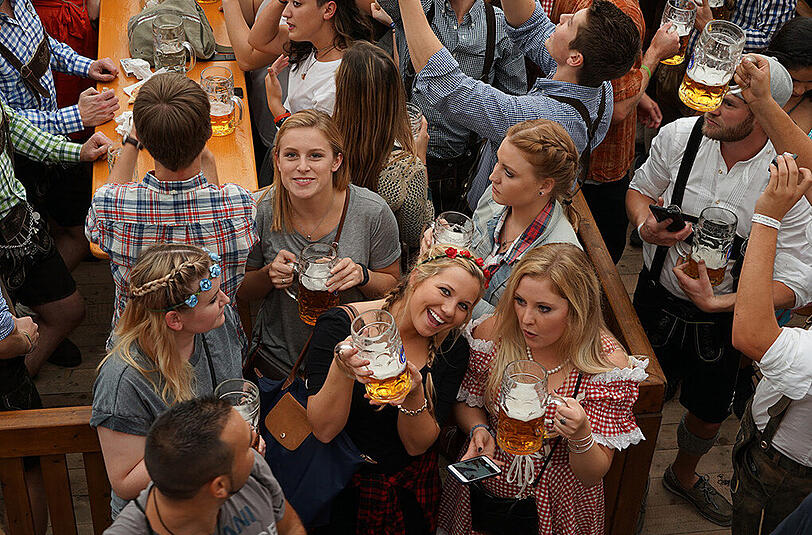 Auch AZ-Fotograf Daniel von Loeper hat sich auf der Wiesn umgeschaut und die Party-Stimmung in den Zelten eingefangen.