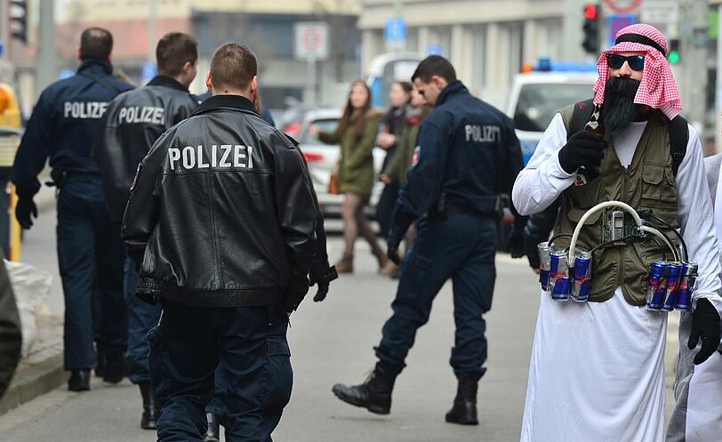 Geschmacklos: Als Terrorist verkleidet und mit &bdquo;Sprengstoffgürtel&ldquo; aus Energy-Drinks feiert dieser Mann vergangenes Jahr in Braunschweig Fasching.