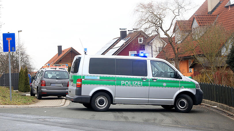 Am Dienstag entdeckte die Polizei drei Leichen in einer verrauchten Wohnung in Kirchehrenbach (Lkr. Forchheim) in Oberfranken. Die Bilder vom Großeinsatz.