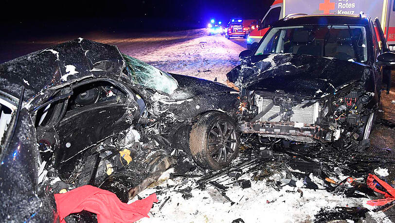 Auf eisglatter Straße kam ein Audi-Fahrer ins Schleudern und prallte mit einem VW-Kleinbus zusammen. Der Fahrer des Audi starb noch an der Unfallstelle. Auf eisglatter Straße kam ein Audi-Fahrer ins Schleudern und prallte mit einem VW-Kleinbus zusammen. Der Fahrer des Audi starb noch an der Unfallstelle.