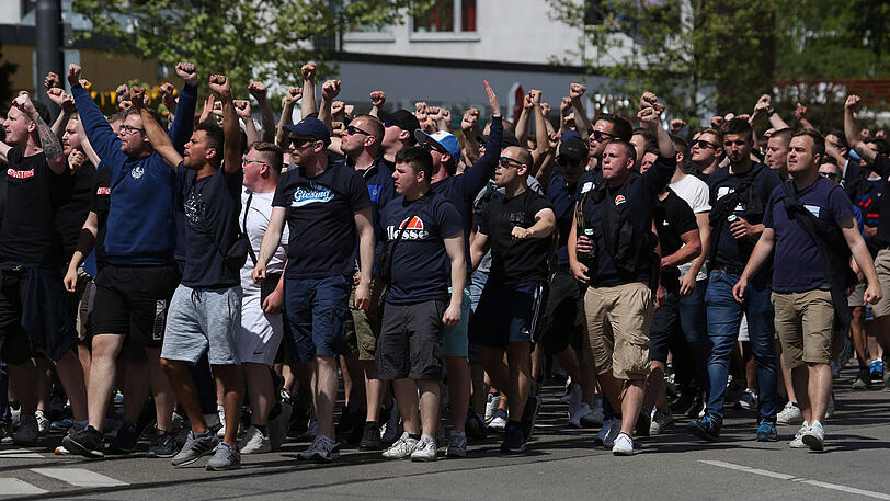 Die Löwen-Anhänger vor dem Derby auf dem Weg ins Grünwalder Stadion. Im Schlepptau: Reichlich Polizei. Die Bilder vom Sonntagmittag.