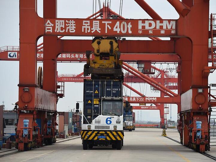 Der Hafen der ostchinesischen Stadt Hefei. Wegen der Ausbreitung des Coronavirus standen viele Fabriken und Häfen in China wochenlang still.