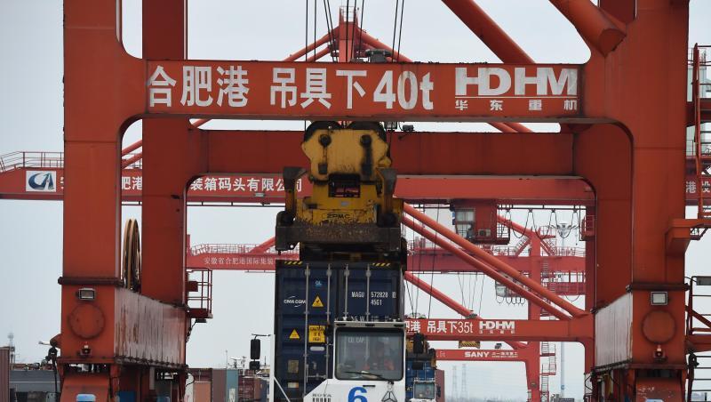 Der Hafen der ostchinesischen Stadt Hefei. Wegen der Ausbreitung des Coronavirus standen viele Fabriken und Häfen in China wochenlang still. Der Hafen der ostchinesischen Stadt Hefei. Wegen der Ausbreitung des Coronavirus standen viele Fabriken und Häfen in China wochenlang still.