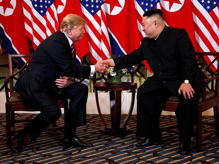Hand drauf: Donald Trump und Kim Jong Un bei ihrem Treffen im Sofitel Legend Metropole Hanoi.