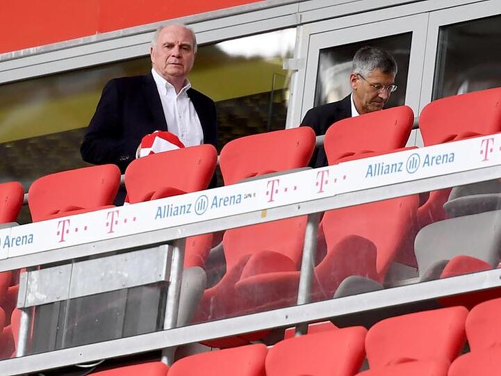 Uli Hoeneß (l), ehemaliger Präsident vom FC Bayern München, schaut Richtung Kamera. Foto: Sven Hoppe/dpa-Pool/dpa