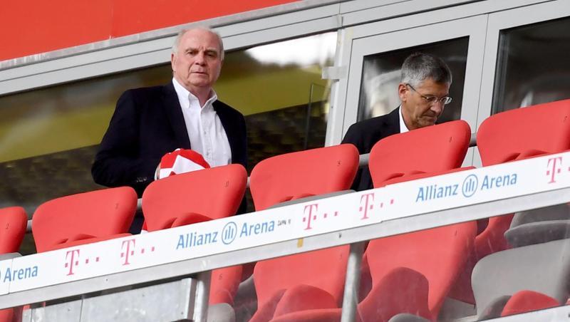 Uli Hoeneß (l), ehemaliger Präsident vom FC Bayern München, schaut Richtung Kamera. Foto: Sven Hoppe/dpa-Pool/dpa