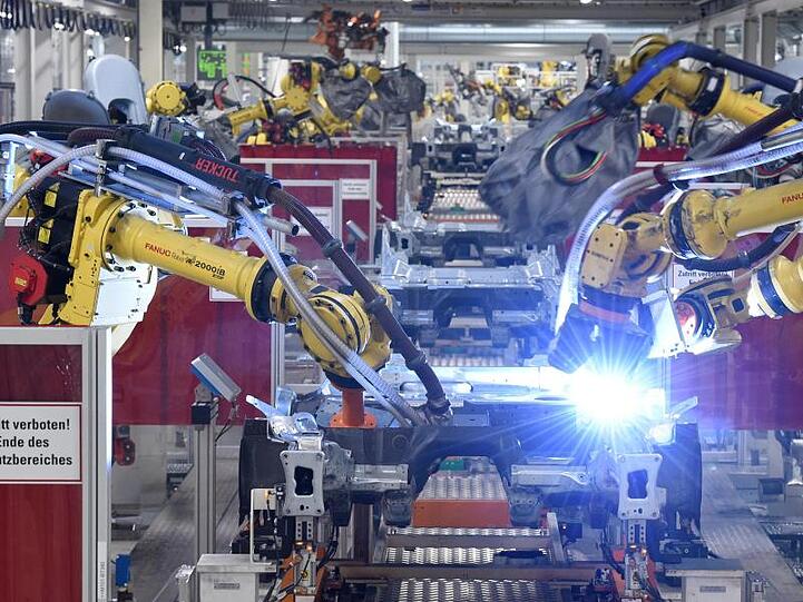 Schweißroboter arbeiten in einem Volkswagen Werk. Experten befürchten den Wegfall von vielen Jobs in der Autobranche.