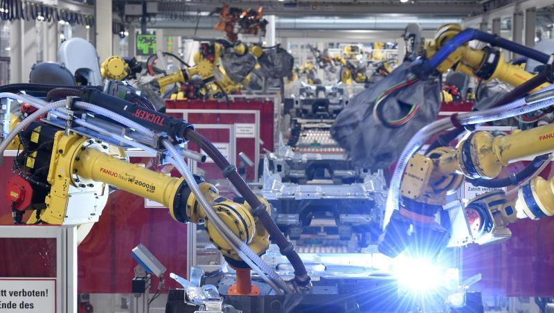Schweißroboter arbeiten in einem Volkswagen Werk. Experten befürchten den Wegfall von vielen Jobs in der Autobranche.
