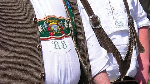 Ein Trachtler mit Bierbauch.