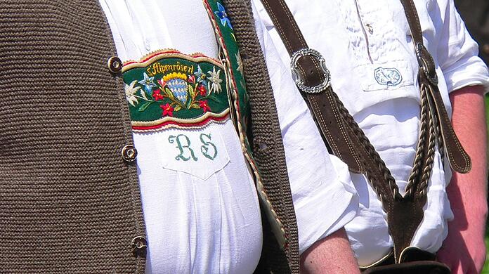 Ein Trachtler mit Bierbauch.