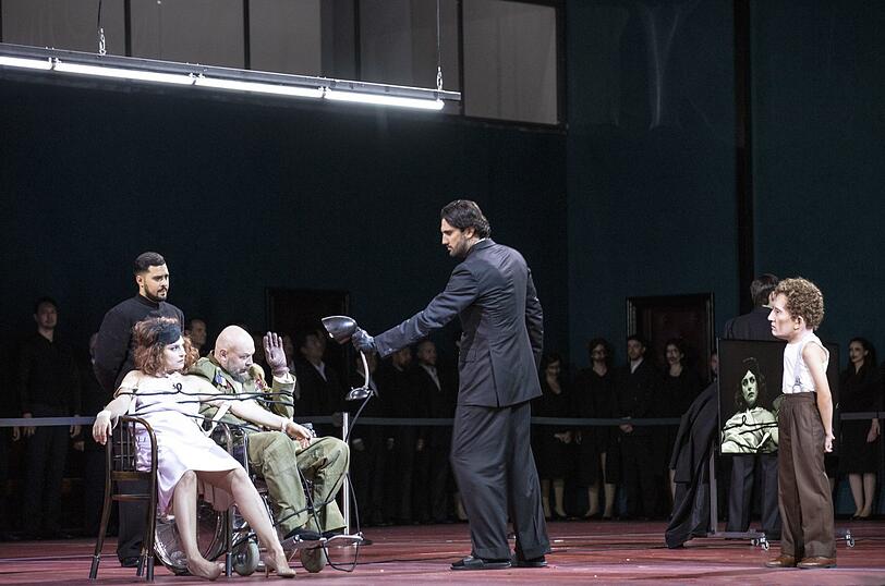 Asmik Grigorian (Lady Macbeth) und Vladislav Sulimsky (Macbeth) mit einem Banco-Geist in der Maske des Sängers Tareq Nazmi im Finale der Oper "Macbeth" bei den Salzburger Festspielen.