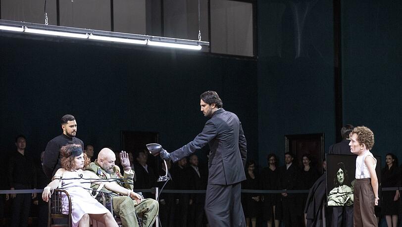 Asmik Grigorian (Lady Macbeth) und Vladislav Sulimsky (Macbeth) mit einem Banco-Geist in der Maske des Sängers Tareq Nazmi im Finale der Oper "Macbeth" bei den Salzburger Festspielen. Asmik Grigorian (Lady Macbeth) und Vladislav Sulimsky (Macbeth) mit einem Banco-Geist in der Maske des Sängers Tareq Nazmi im Finale der Oper "Macbeth" bei den Salzburger Festspielen.