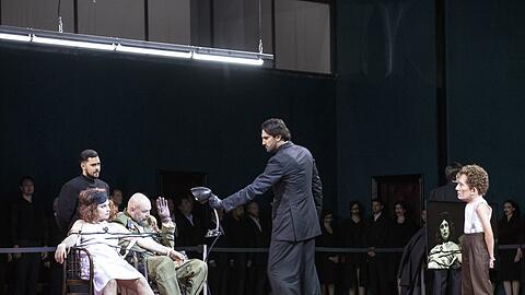 Asmik Grigorian (Lady Macbeth) und Vladislav Sulimsky (Macbeth) mit einem Banco-Geist in der Maske des Sängers Tareq Nazmi im Finale der Oper "Macbeth" bei den Salzburger Festspielen.