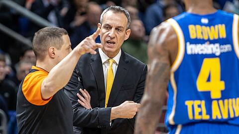 Headcoach Oded Kattash von Maccabi Tel Aviv bespricht sich am Rand des Courts.