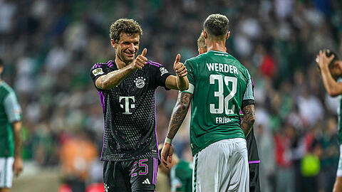 Daumen nach oben gegen Werder: Thomas Müller im Hinspiel in Bremen, das der FC Bayern 4:1 gewann