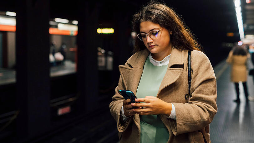 Die Hälfte der Befragten gab an, dass sie sich bei ihren Wegen im öffentlichen Nahverkehr Strategien zurechtgelegt haben, um für bedrohliche Situationen gewappnet zu sein oder sie zu vermeiden. (Symbolbild) Die Hälfte der Befragten gab an, dass sie sich bei ihren Wegen im öffentlichen Nahverkehr Strategien zurechtgelegt haben, um für bedrohliche Situationen gewappnet zu sein oder sie zu vermeiden. (Symbolbild)