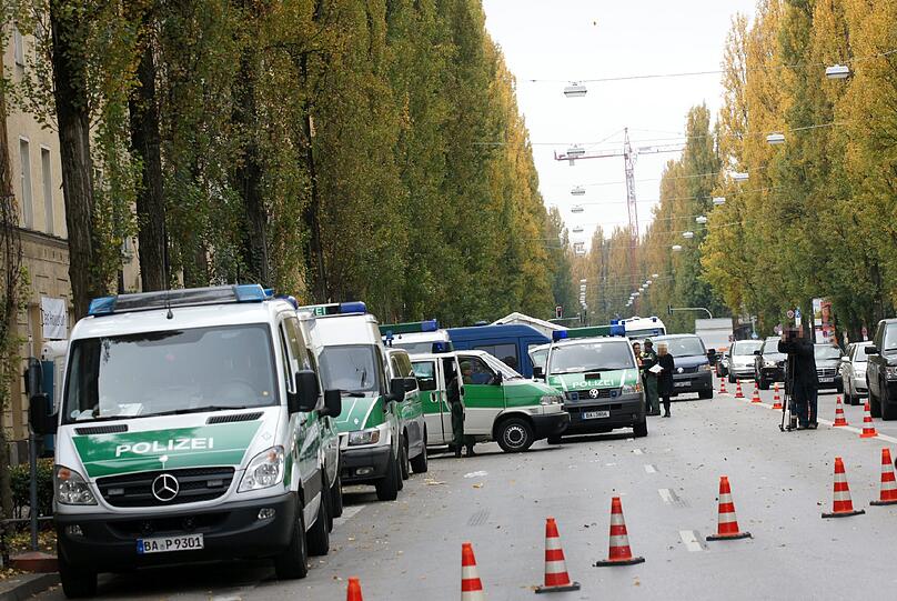 Nach polizeilichen Erkenntnissen wurden einige Wohnungen eines Wohnanwesens in der Lindwurmstraße von einer solchen Tätergruppierung genutzt.