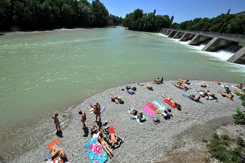 Bei hochsommerlichen Temperaturen wird's voll am Isarstrand.
