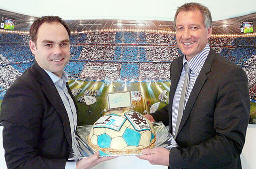 Die Liberatus IT GmbH ist neuer offizieller IT-Partner des TSV 1860 München. Thomas Angerer, Geschäftsführer der Liberatus IT GmbH überreichte 
1860-Geschäftsführer Robert Schäfer zum Auftakt der Partnerschaft
eine weiß-blaue &bdquo;IT-Torte&ldquo; mit den beiden Logos.