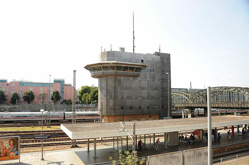 Hinter den Fenstern des markanten Turms an der Münchner Hackerbrücke werden die Züge aufs richtige Gleis geleitet.