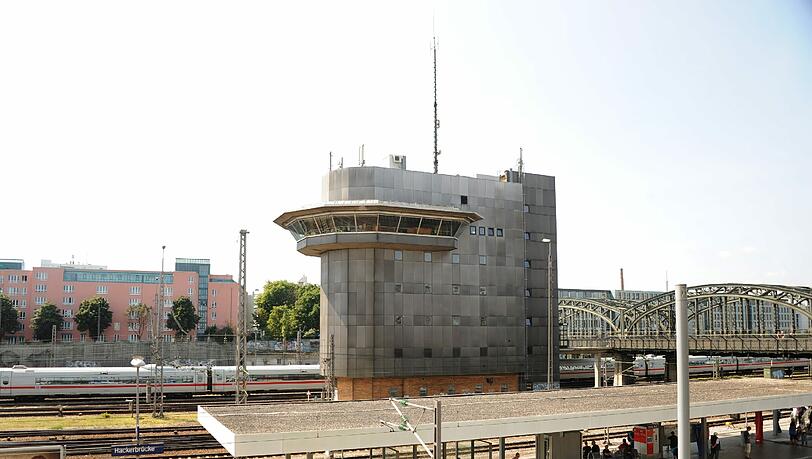 Hinter den Fenstern des markanten Turms an der Münchner Hackerbrücke werden die Züge aufs richtige Gleis geleitet. Hinter den Fenstern des markanten Turms an der Münchner Hackerbrücke werden die Züge aufs richtige Gleis geleitet.