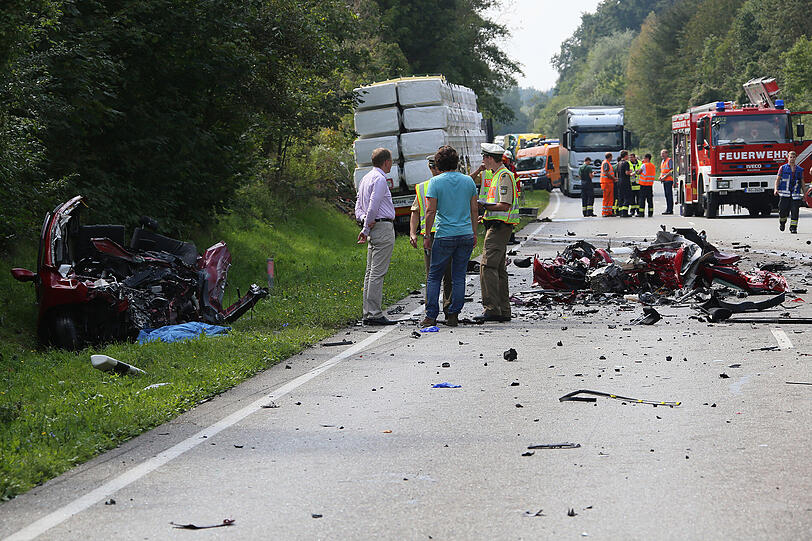 Weitere Bilder vom Verkehrsunfall auf der B12 bei Marktl und Simbach.