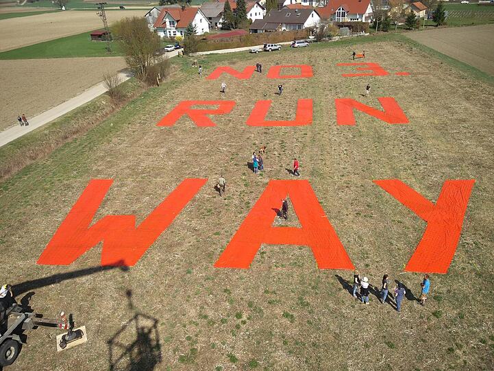 Die Worte "No 3. Run Way" sind ein riesieges Zeichen gegen die Pläne für die 3. Startbahn am Flughafen München.