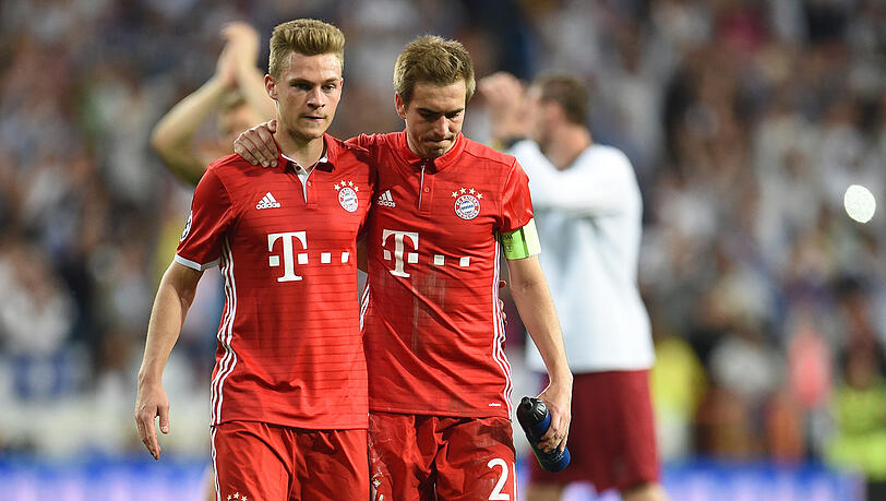 Der Meister und sein Nachfolger: Rechtsverteidiger Philipp Lahm (r.) und Joshua Kimmich. Der Meister und sein Nachfolger: Rechtsverteidiger Philipp Lahm (r.) und Joshua Kimmich.