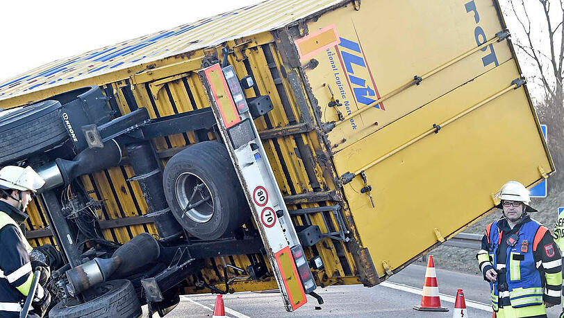 Schwerer Lkw-Unfall auf der A99. Die Bilder von der Unfallstelle. Schwerer Lkw-Unfall auf der A99. Die Bilder von der Unfallstelle.