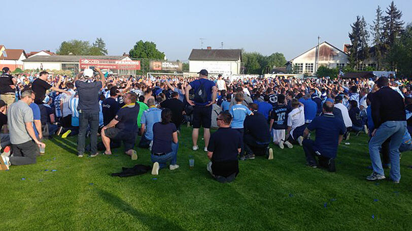 Kein Halten mehr: Der TSV 1860 ist Meister, die Fans stürmen den Platz.