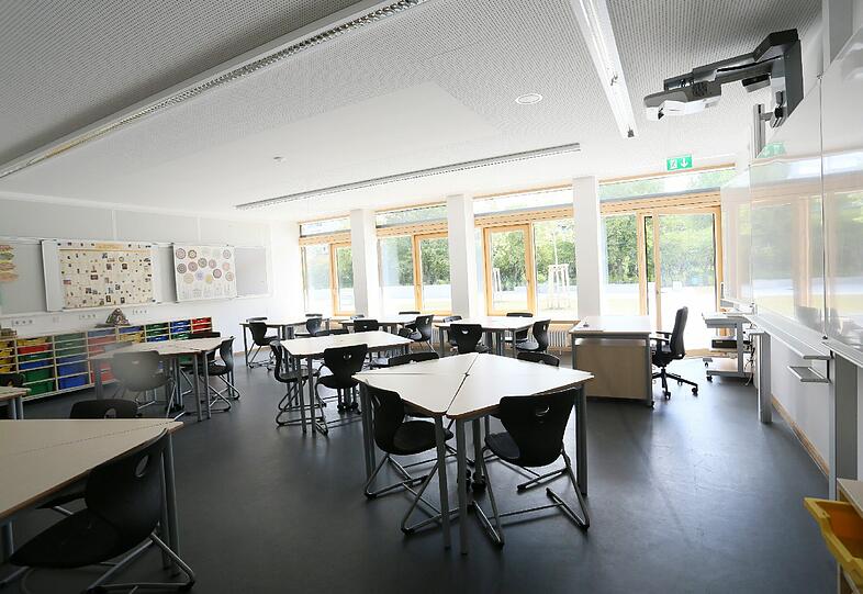 Die Tische sind locker angeordnet.