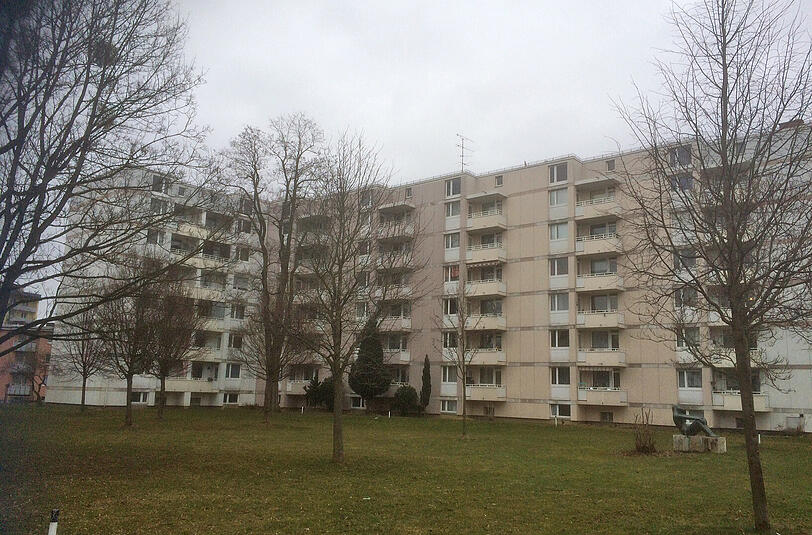 In diesem Haus in Moosach wurde die 79-Jährige überfallen und ausgeraubt.