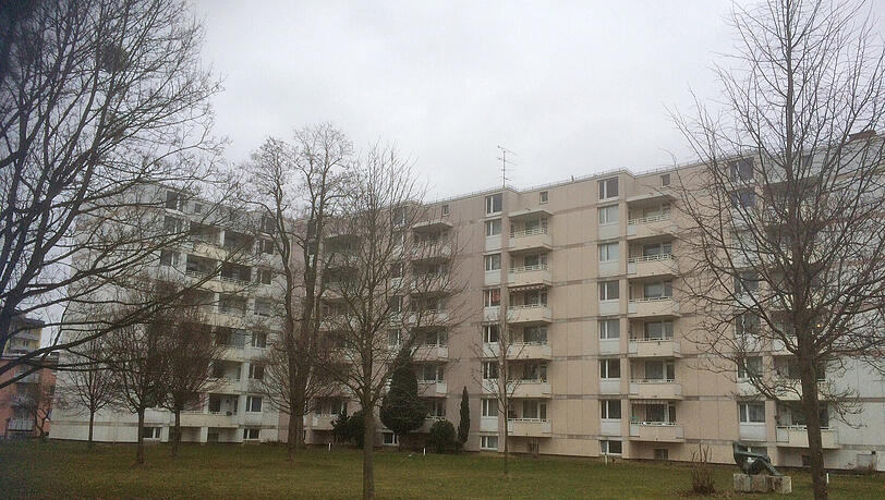 In diesem Haus in Moosach wurde die 79-Jährige überfallen und ausgeraubt. In diesem Haus in Moosach wurde die 79-Jährige überfallen und ausgeraubt.