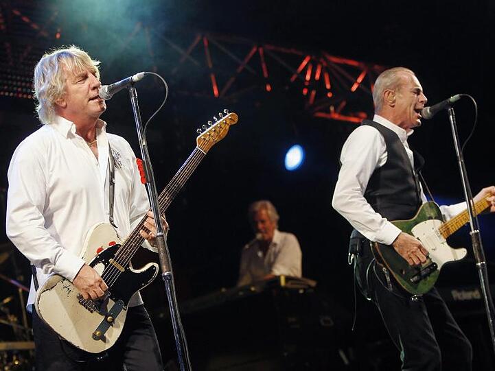 Status-Quo-Frontmann Francis Rossi (r) hat es dem Hit "Pictures of Matchstick Men" zu verdanken, dass er heute noch Musiker ist.
