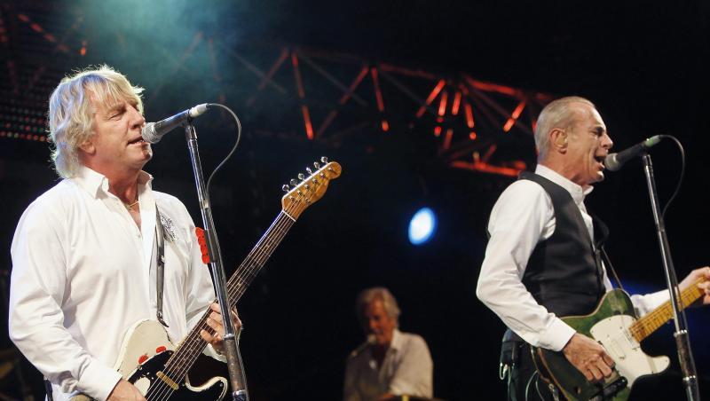 Status-Quo-Frontmann Francis Rossi (r) hat es dem Hit "Pictures of Matchstick Men" zu verdanken, dass er heute noch Musiker ist. Status-Quo-Frontmann Francis Rossi (r) hat es dem Hit "Pictures of Matchstick Men" zu verdanken, dass er heute noch Musiker ist.