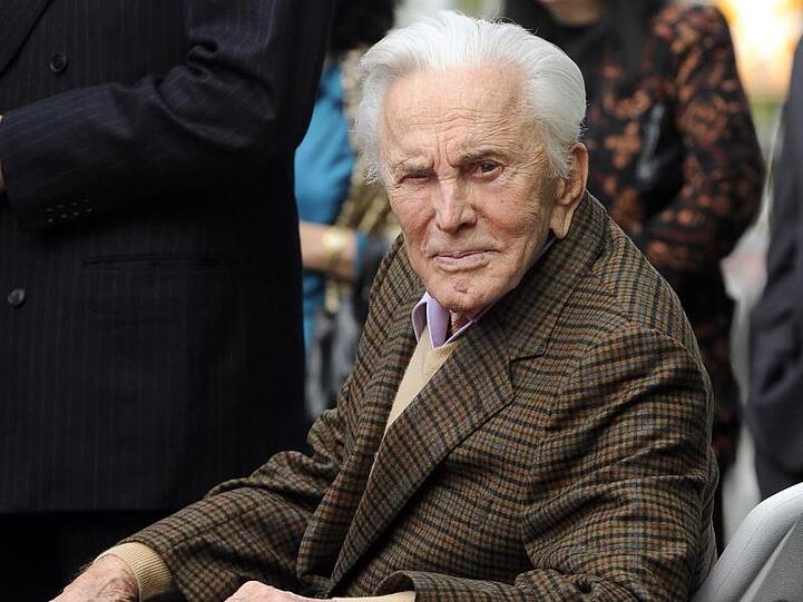 Kirk Douglas 2011 auf dem Hollywood Walk of Fame. Der Schauspieler wird am 9. Dezember 103 Jahre alt.