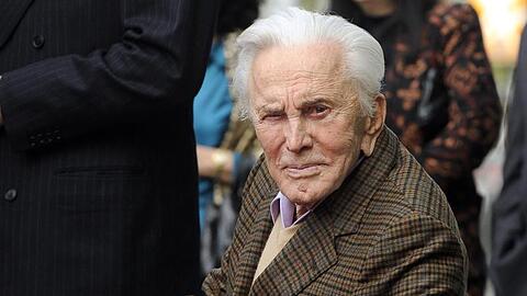Kirk Douglas 2011 auf dem Hollywood Walk of Fame. Der Schauspieler wird am 9. Dezember 103 Jahre alt.