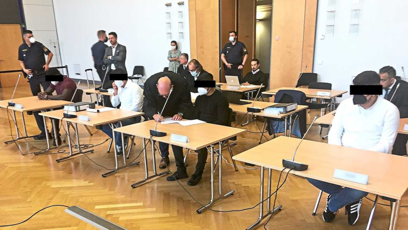 Die Angeklagten und ihre Anwälte