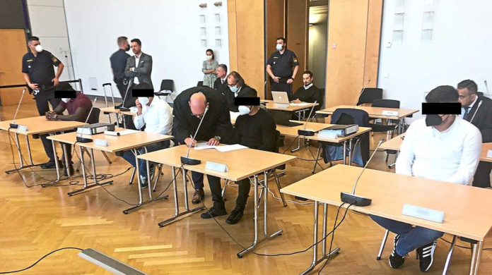 Die Angeklagten und ihre Anwälte