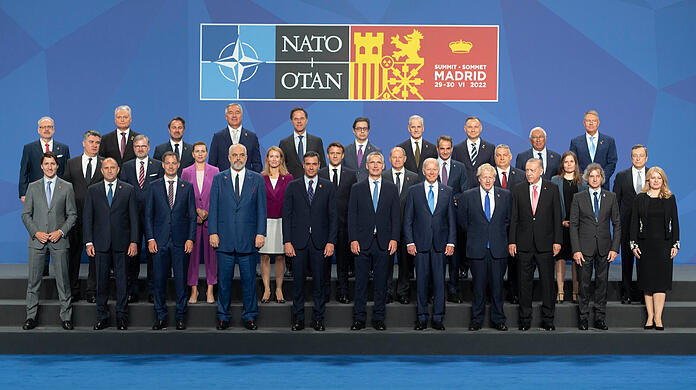 Um schnell handlungsfähig zu sein, will die Nato die bislang rund 40.000 Soldaten umfassende Eingreiftruppe NRF durch ein neues Streitkräfte-Modell mit mehr als 300.000 schnell einsatzfähigen Kräften ersetzen.