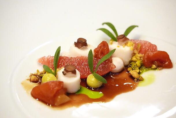Der zweite Gang: Geschmorte Wassermelonen mit Oktopus, Pistazienmayo und Grapefruit Der zweite Gang: Geschmorte Wassermelonen mit Oktopus, Pistazienmayo und Grapefruit